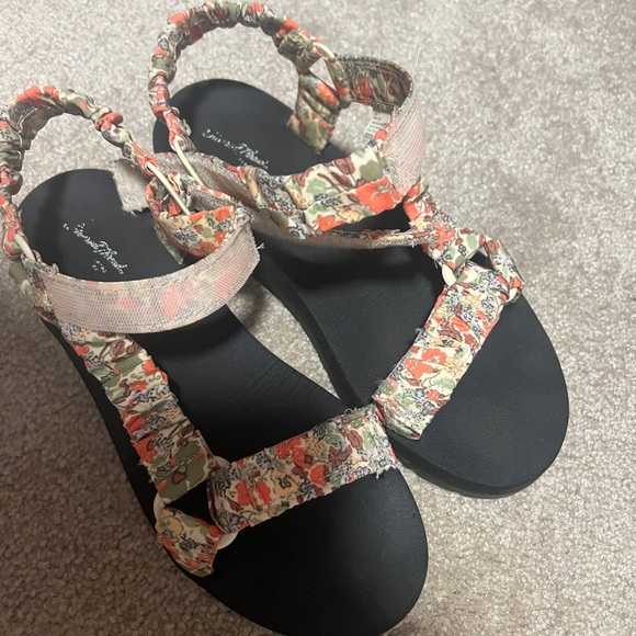 Universal Thread Floral Sandal size 8 - Picture 3 of 6
